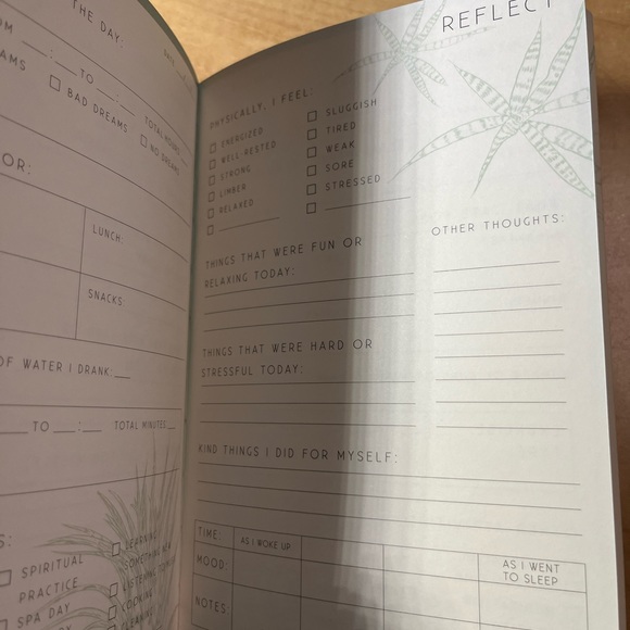 Self care - A day and night reflection journal - Picture 4 of 6